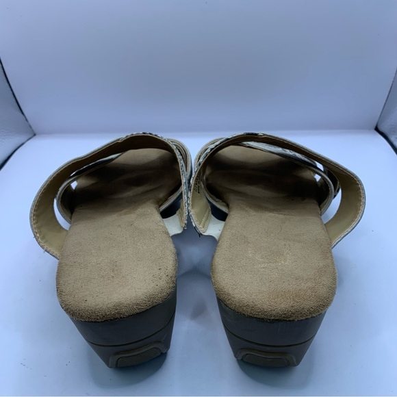 A2 by AEROSOLES Women's FLOWER POWER Tan snake print Wedge Sandals Sz. 8.5M - Picture 4 of 6